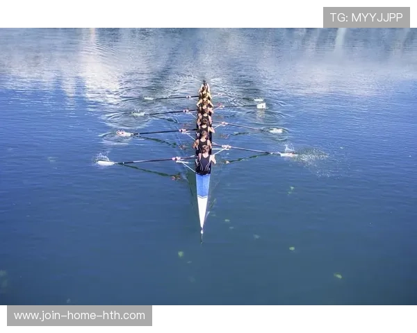 赛艇选手在对抗训练中展现良好推进节奏